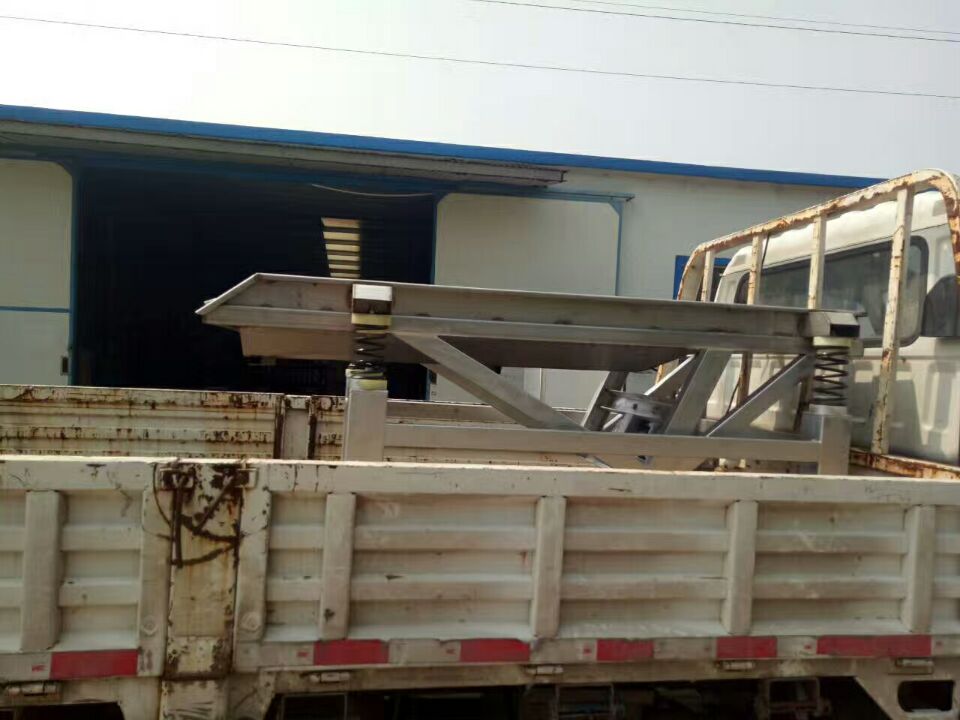 發往賢縣振動去皮機一臺